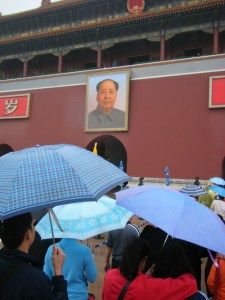 onkel mao schaut auf den tianmen-platz