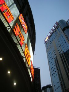 stadtzentrum am frühen abend